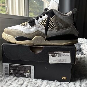 Jordan 4 Retro 
Kids Shoes 
Size 2.5
